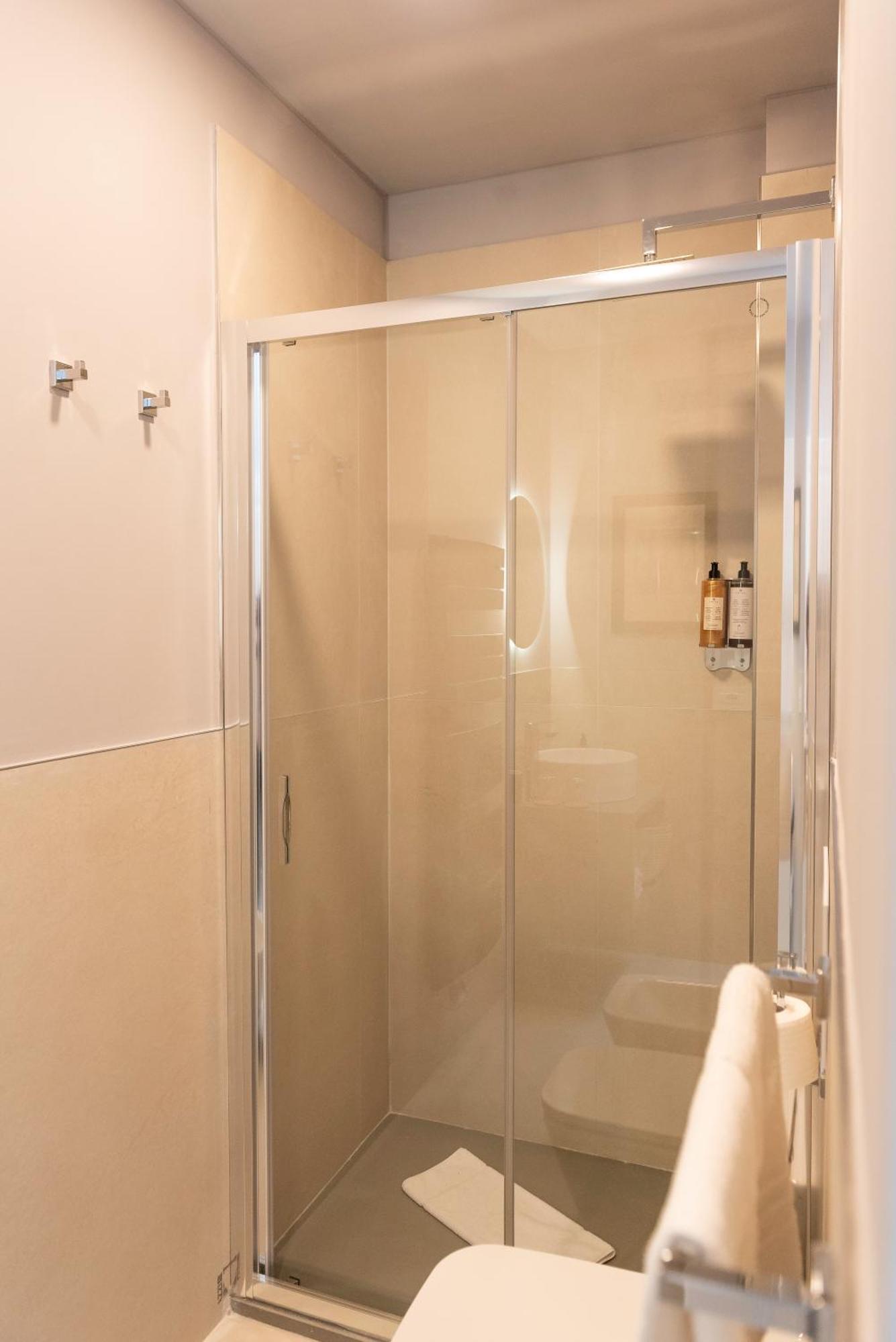 Regina Boutique Suites ตรีเอสเต ภายนอก รูปภาพ