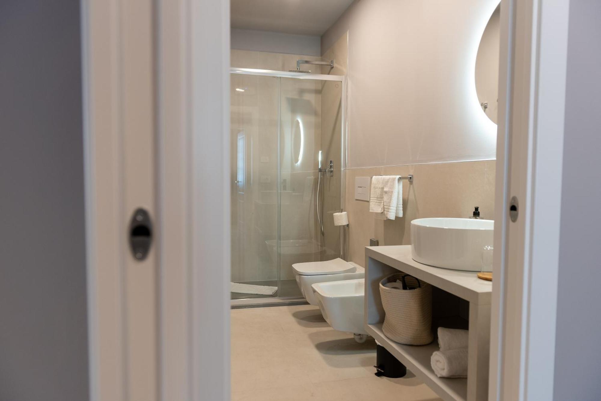 Regina Boutique Suites ตรีเอสเต ภายนอก รูปภาพ