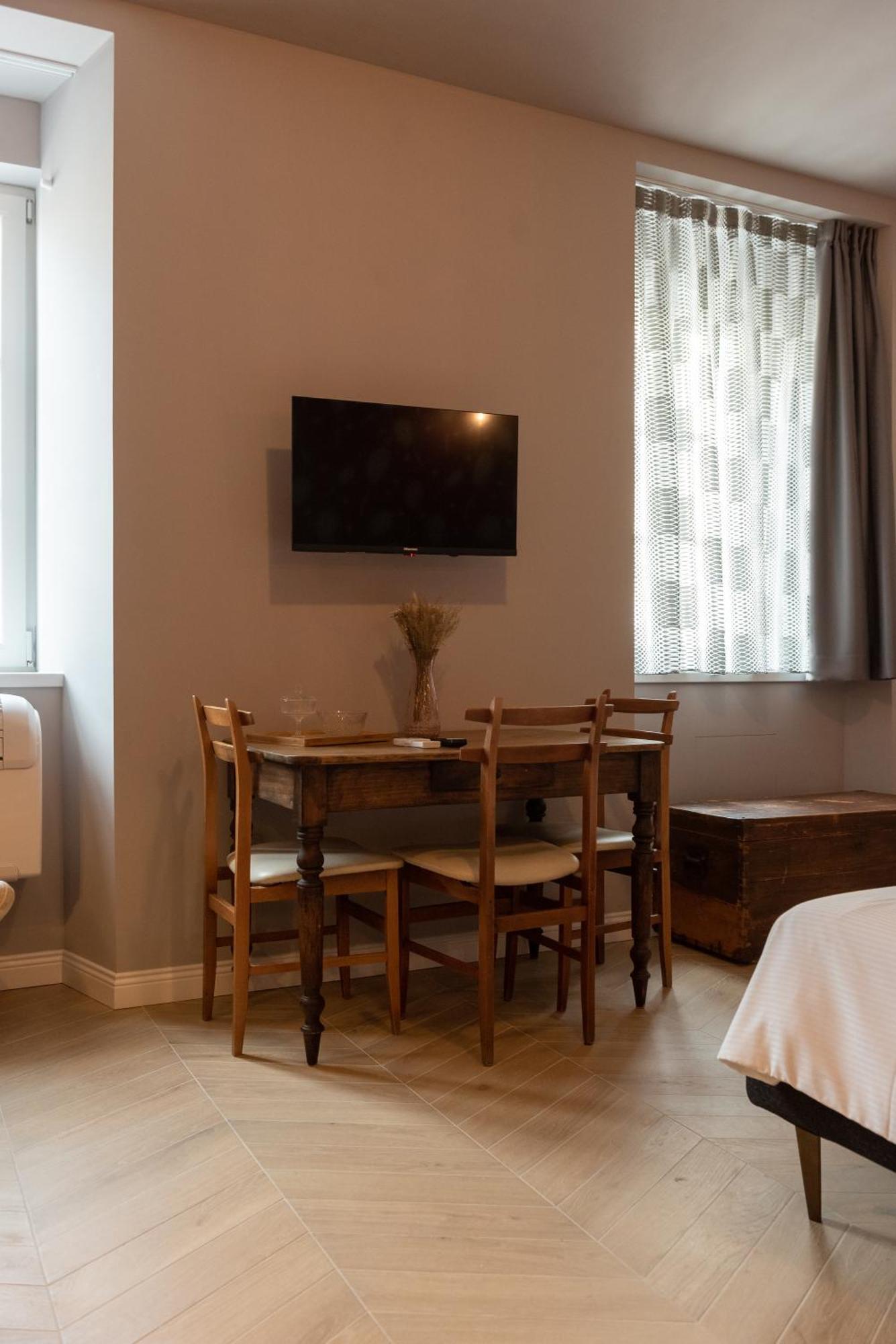 Regina Boutique Suites ตรีเอสเต ภายนอก รูปภาพ